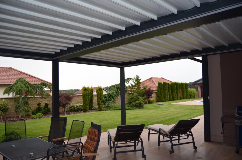 Černá pergola u domu v zahradě